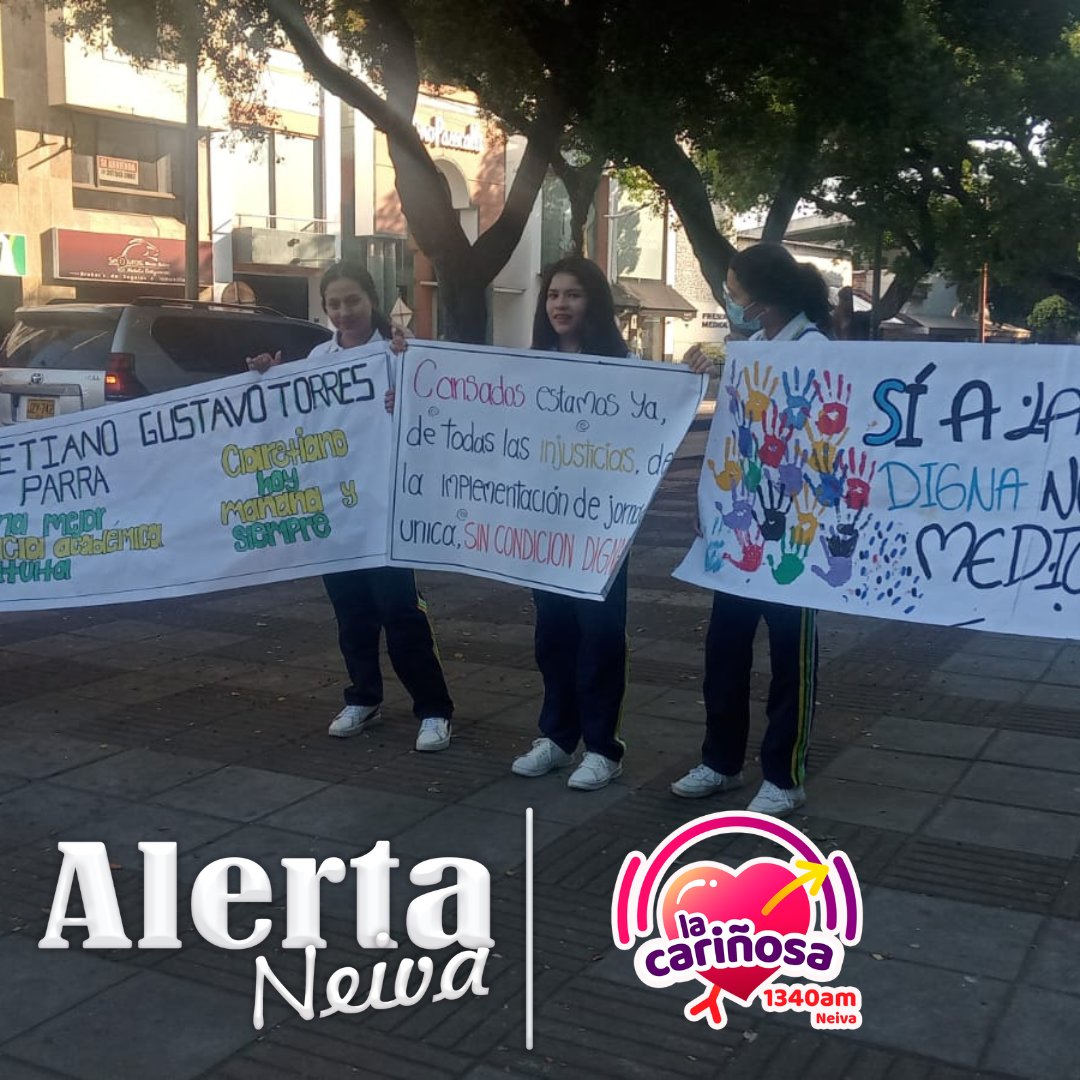 LaCarinosaNeiva's tweet photo. #AlertaNeiva 🚨 A esta hora se viene adelantando un plantón frente a la alcaldía de Neiva por estudiantes y padres de familia de la Institución Educativa Claretiano Gustavo Torres Parra, en su preocupación por falta de garantías para un servicio de educación digno. https://t.co/KVXjaWlaBG