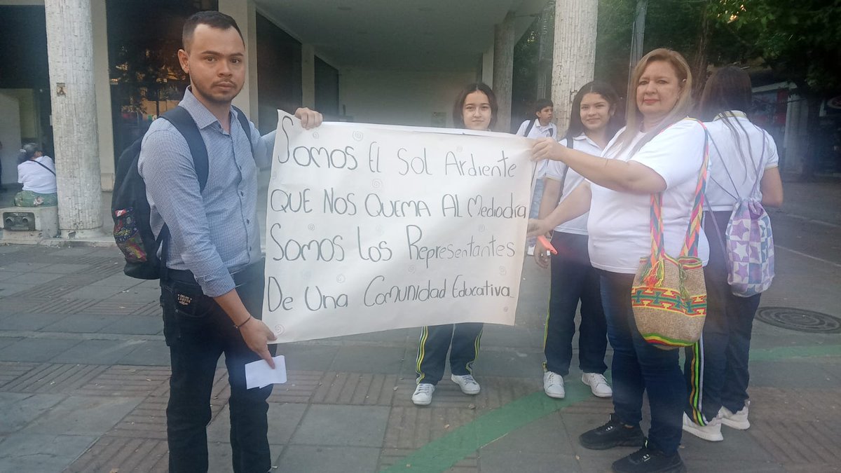LaCarinosaNeiva's tweet photo. #AlertaNeiva 🚨 A esta hora se viene adelantando un plantón frente a la alcaldía de Neiva por estudiantes y padres de familia de la Institución Educativa Claretiano Gustavo Torres Parra, en su preocupación por falta de garantías para un servicio de educación digno. https://t.co/KVXjaWlaBG