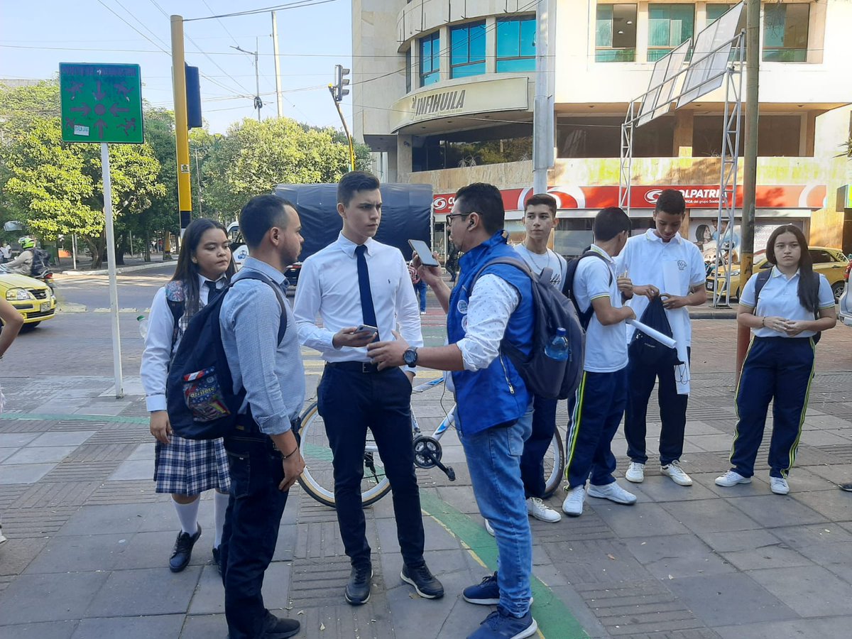 LaCarinosaNeiva's tweet photo. #AlertaNeiva 🚨 A esta hora se viene adelantando un plantón frente a la alcaldía de Neiva por estudiantes y padres de familia de la Institución Educativa Claretiano Gustavo Torres Parra, en su preocupación por falta de garantías para un servicio de educación digno. https://t.co/KVXjaWlaBG