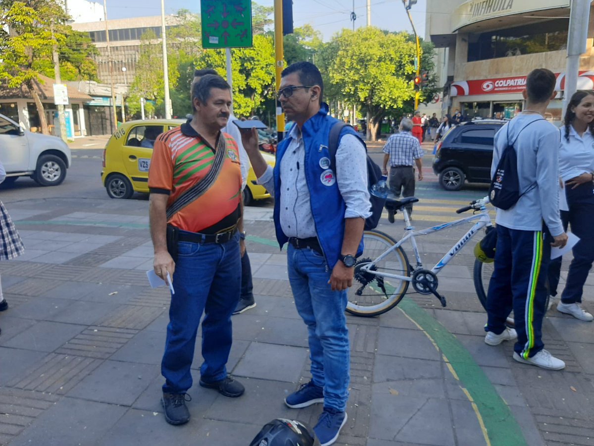 LaCarinosaNeiva's tweet photo. #AlertaNeiva 🚨 A esta hora se viene adelantando un plantón frente a la alcaldía de Neiva por estudiantes y padres de familia de la Institución Educativa Claretiano Gustavo Torres Parra, en su preocupación por falta de garantías para un servicio de educación digno. https://t.co/KVXjaWlaBG