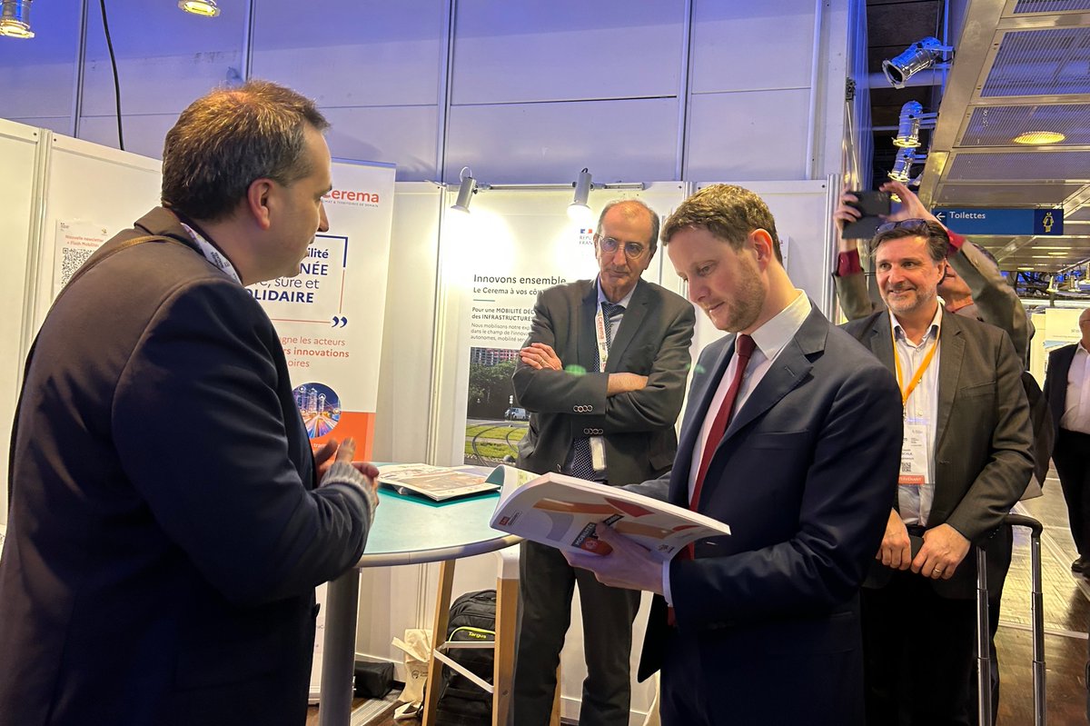 CeremaCom's tweet image. Le #Cerema fier d accueillir le ministre @CBeaune en charge des #transports sur son stand, et de lui remettre son dernier ouvrage sur les #mobilités decarbonees
cerema.fr/fr/actualites/…