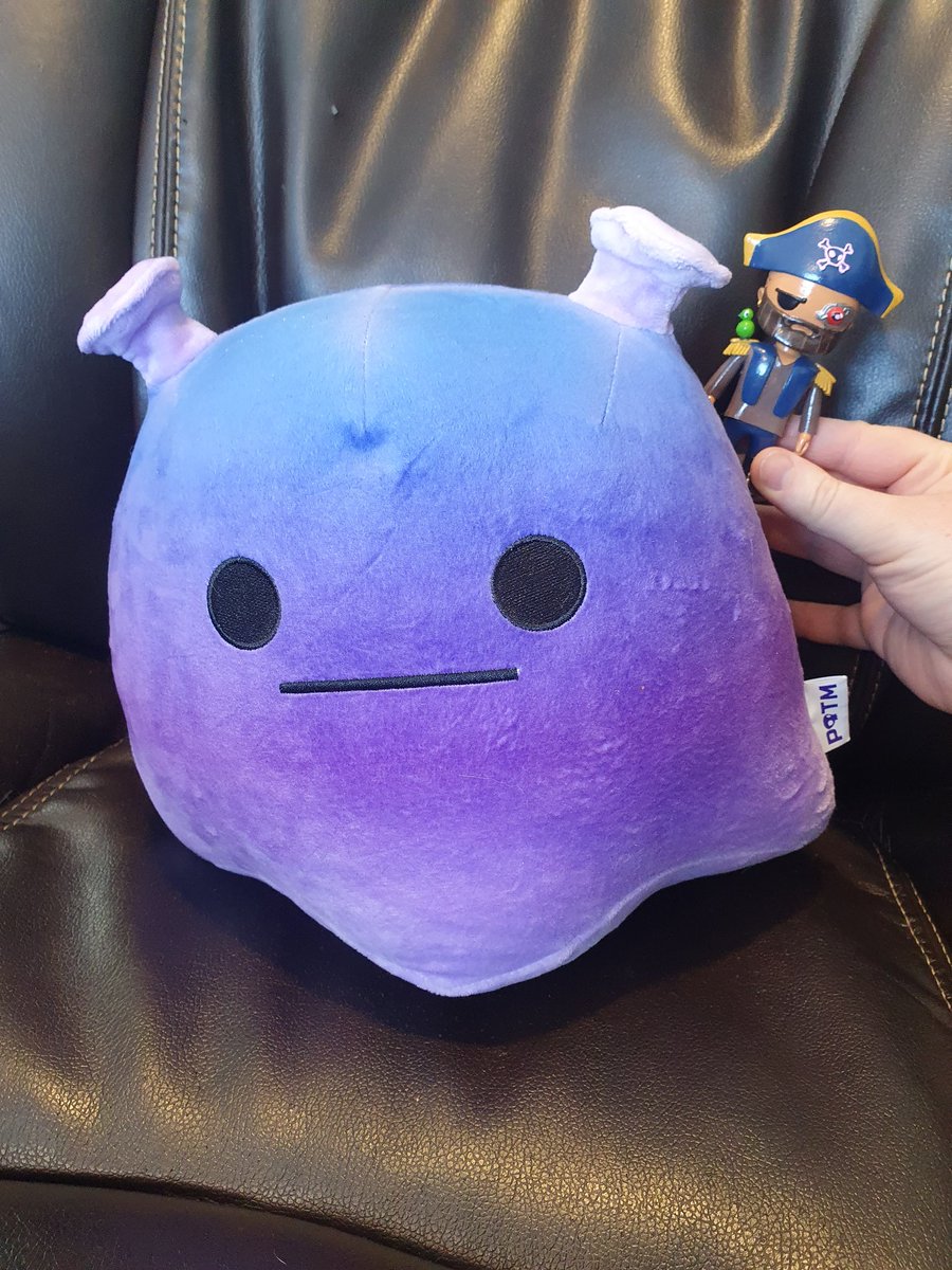 Hey <a href="/EtheroONFlow/">Ethero On Flow</a> , how do you like being the shoulder pet for <a href="/bobtheblob_/">bob, the alien squishy blob</a>  ? 🤣
Bob says "Look at me, I'm the captain now." 🤣

Thanks <a href="/PiratesMeta/">Pirates of the Metaverse 🔛 FLOW</a> for the chance to win this way back last summer, and <a href="/IsmToys/">IsmToys.eth</a>  for the figurine!