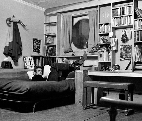 ¿Sabían que James Dean participó en un espectáculo llamado "Metamorphosis", basado en la narración de Kafka, en un teatro de Nueva York en 1952? Y tenía a Kafka en su biblioteca. A ver si lo localizan 🧐📚