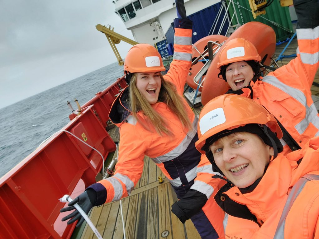 We’re this happy to be crossing 60°S and getting our metal-free towfish in the water to collect surface water for trace metal analysis! The towfish is connected to over 50m of tubing and feeds straight into our clean lab onboard the #SDA! Pretty darn cool! #SDAScience