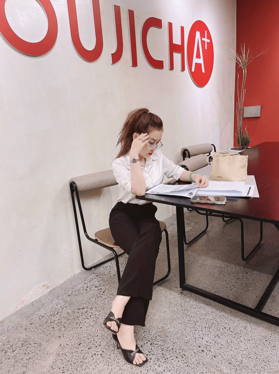 nauy_s's tweet photo. Có người muốn bên em vì em luôn mang đến sự vui vẻ , nhưng lại có người muốn bên em bởi vì có em, họ mới vui vẻ 🖤 https://t.co/sjW5bNotBp