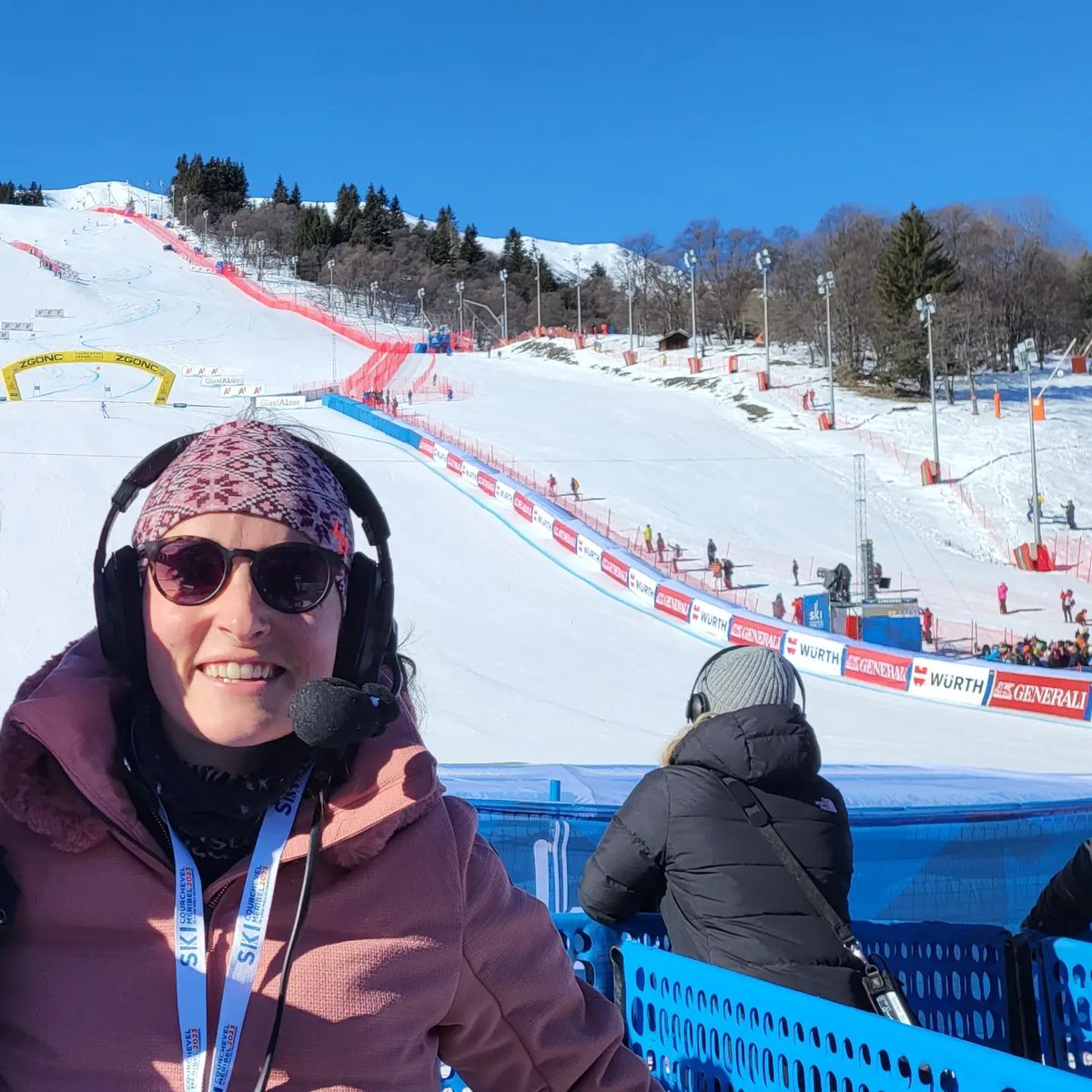 Si vous voulez suivre les championnats du Monde de ski alpin de <a href="/CM_2023/">Courchevel Méribel 2023</a>  au "doux" son de ma voix, allumer vos radios et écouter <a href="/franceinfo/">franceinfo</a>  ou @bleusavoie  😉 
Merci <a href="/radiofrance/">Radio France</a> pour votre confiance.