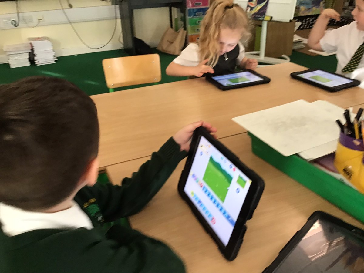 Y2Oaky's tweet photo. This week in computing we have been creating animations using Scratch. We programmed our animals to follow two instructions at the same time and we loved it ! #oakycomputing https://t.co/LvrCmrcDOS