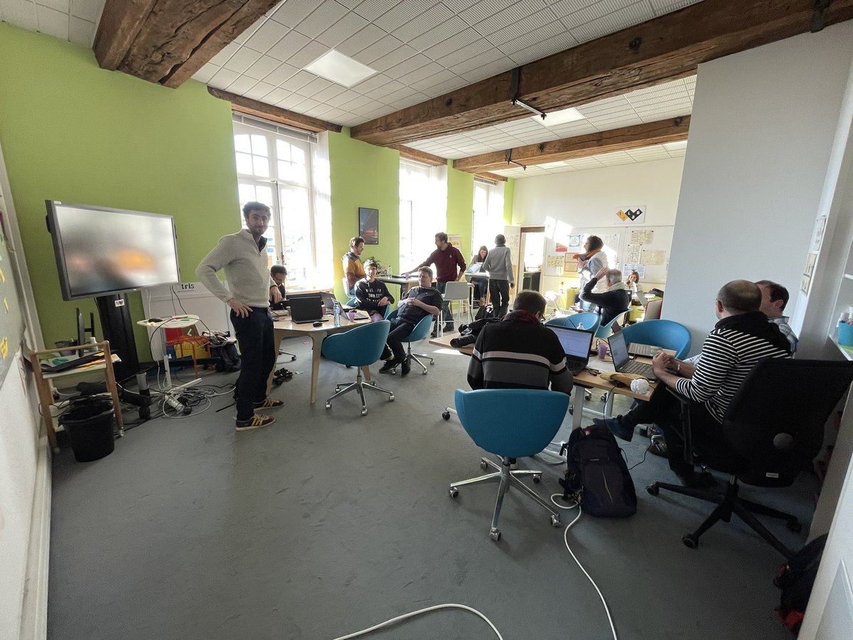 Deuxième jour de hackathon à #Rennes 
Le bilan intermédiaire des ateliers est très prometteur ! Les premiers résultats visibles sont là. Motivant !