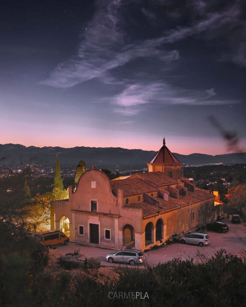 carmepla's tweet photo. L'Ermita de Mig Camí, deu el seu nom a què es troba a mig camí entre Tortosa i la creu del Coll Redó. És un paratge d’excursió i peregrinació molt conegut, perquè s’hi troben les "estrelletes", que la llegenda atribueix al mantell de la Mare de Déu. Són restes de fòssils de … https://t.co/LESfkFbYok