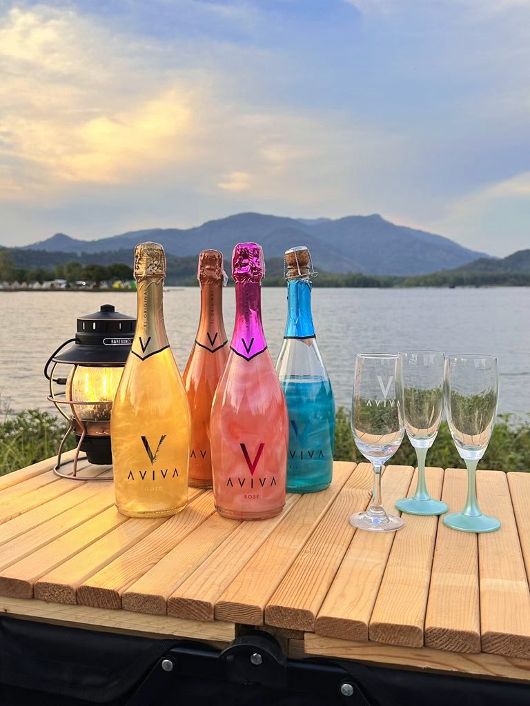 yoxrgravity's tweet photo. มันสวยยยยยย 🥺✨ และอร่อยด้วย ชอบแชมเปญแบรนด์นี้มาก แต่คนชอบแซวว่ากินสบู่เหลว55555 จริงๆคือหอมนะ ชอบสีฟ้าที่สุด ถ่ายรูปแล้วสวยจัด https://t.co/DyKmd3kDq4