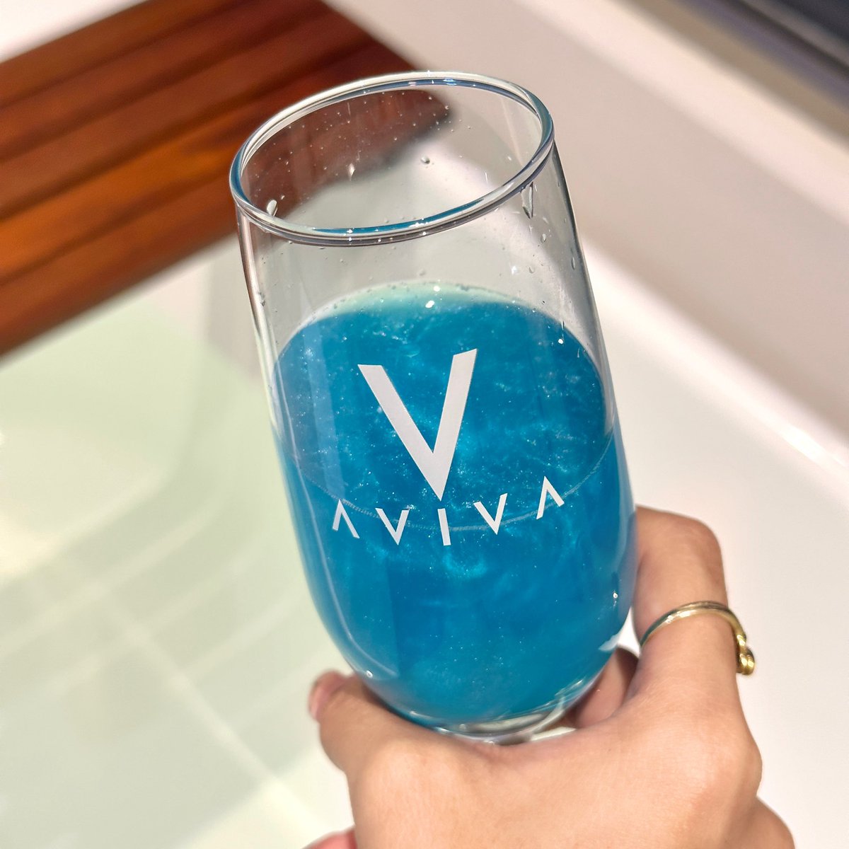 yoxrgravity's tweet photo. มันสวยยยยยย 🥺✨ และอร่อยด้วย ชอบแชมเปญแบรนด์นี้มาก แต่คนชอบแซวว่ากินสบู่เหลว55555 จริงๆคือหอมนะ ชอบสีฟ้าที่สุด ถ่ายรูปแล้วสวยจัด https://t.co/DyKmd3kDq4