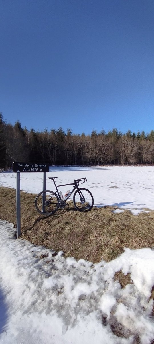LouisChaleil's tweet photo. Sunny ride 🔥🌞
#VELO #AuvergneRhoneAlpes #ridebmc #rosti #HJC #Smith https://t.co/xu21IfuIJA
