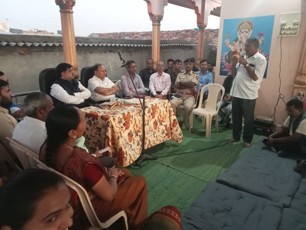 CollectorMorbi's tweet photo. આજરોજ ,માળિયા મી.તાલુકાનાં લક્ષ્મીવાસ ગામે, જીલ્લા વિકાસ અધીકારીશ્રી તથા જિલ્લા/તાલુકાનાં અધિકારીશ્રીઓને સાથે રાખી રાત્રીસભા યોજી લોકોના પ્રશ્નો/રજૂઆતો પરત્વે સબંધિત વિભાગને જરૂરી કાર્યવાહી કરવા સુચના કરવામાં આવી. https://t.co/1gC5sm7oE1