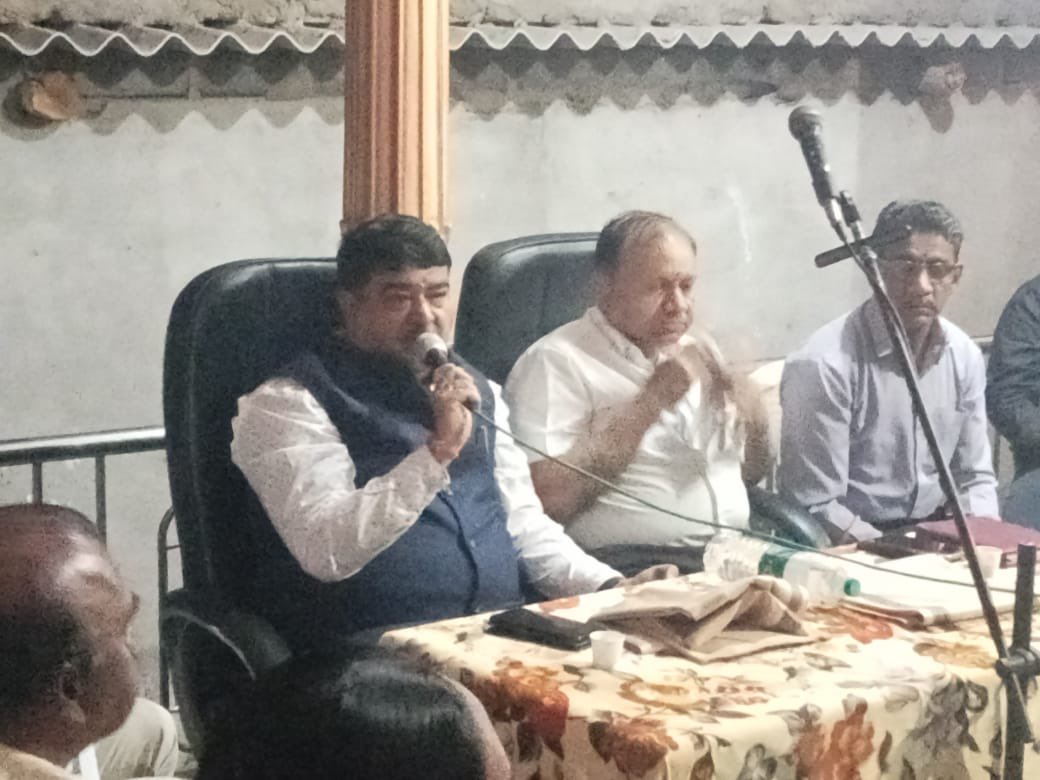 CollectorMorbi's tweet photo. આજરોજ ,માળિયા મી.તાલુકાનાં લક્ષ્મીવાસ ગામે, જીલ્લા વિકાસ અધીકારીશ્રી તથા જિલ્લા/તાલુકાનાં અધિકારીશ્રીઓને સાથે રાખી રાત્રીસભા યોજી લોકોના પ્રશ્નો/રજૂઆતો પરત્વે સબંધિત વિભાગને જરૂરી કાર્યવાહી કરવા સુચના કરવામાં આવી. https://t.co/1gC5sm7oE1