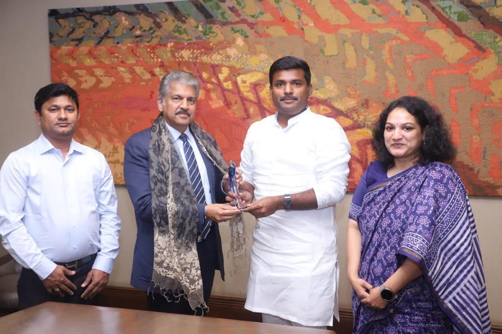 gudivadaamar's tweet photo. Met Shri Anand Mahindra (@anandmahindra ), Chairman of Mahindra Group, along with @GummallaSrijana and invited to the Global investor's summit on behalf of honorable CM Shri @ysjagan Garu

#APGIS2023 https://t.co/UjfYvf5Klb