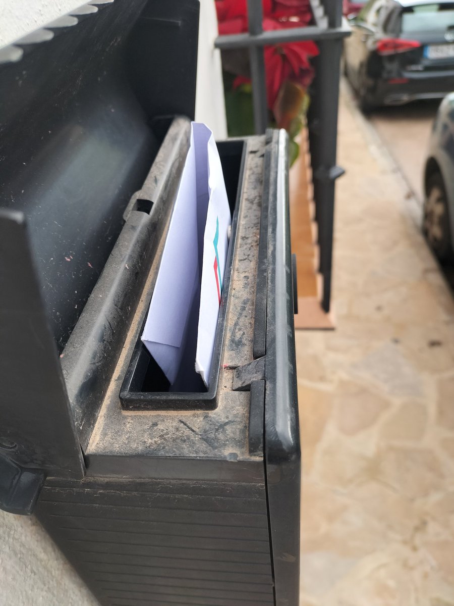 mariiapm07's tweet photo. Es muy indignante este trato por parte de correos. Tengo que recibir 4 títulos por medio de ellos. He recibido 3/4 y todos vienen doblados, cosa que no debería ser así, ya que pone en el sobre, en rojo y grande, que no se haga (adjunto foto) 
@Correos @CorreosAtiende https://t.co/EuI2M5Jcvi