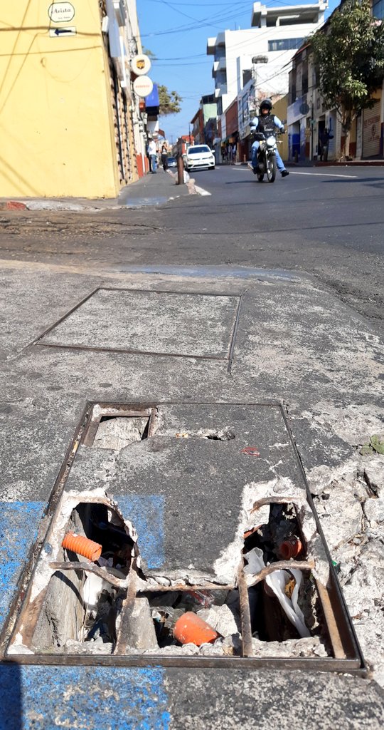 Registro roto sobre banqueta y rampa. Cruce de Matamoros y Mariano Arista Col Centro. <a href="/CuernavacaGob/">Municipio Cuernavaca</a> <a href="/jluriosteguis/">José Luis Urióstegui</a> <a href="/SDSySPCuerna/">Desarrollo Sustentable y Servicios Públicos</a> <a href="/GerardoAbarca_/">Gerardo Abarca Peña</a> <a href="/IsraelAVarq/">Israel Albavera Vázquez</a> <a href="/WendiSalinasRui/">Wendi Salinas Ruiz</a> <a href="/FerCarrillomx/">Fernando Carrillo</a> <a href="/UniondeMorelos/">La Unión 🌐</a> <a href="/SolDeCuernavaca/">El Sol de Cuernavaca</a>