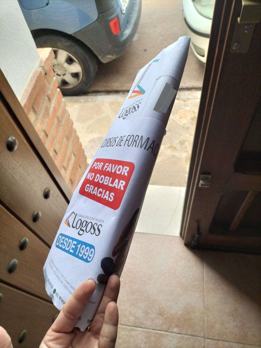 mariiapm07's tweet photo. Es muy indignante este trato por parte de correos. Tengo que recibir 4 títulos por medio de ellos. He recibido 3/4 y todos vienen doblados, cosa que no debería ser así, ya que pone en el sobre, en rojo y grande, que no se haga (adjunto foto) 
@Correos @CorreosAtiende https://t.co/EuI2M5Jcvi