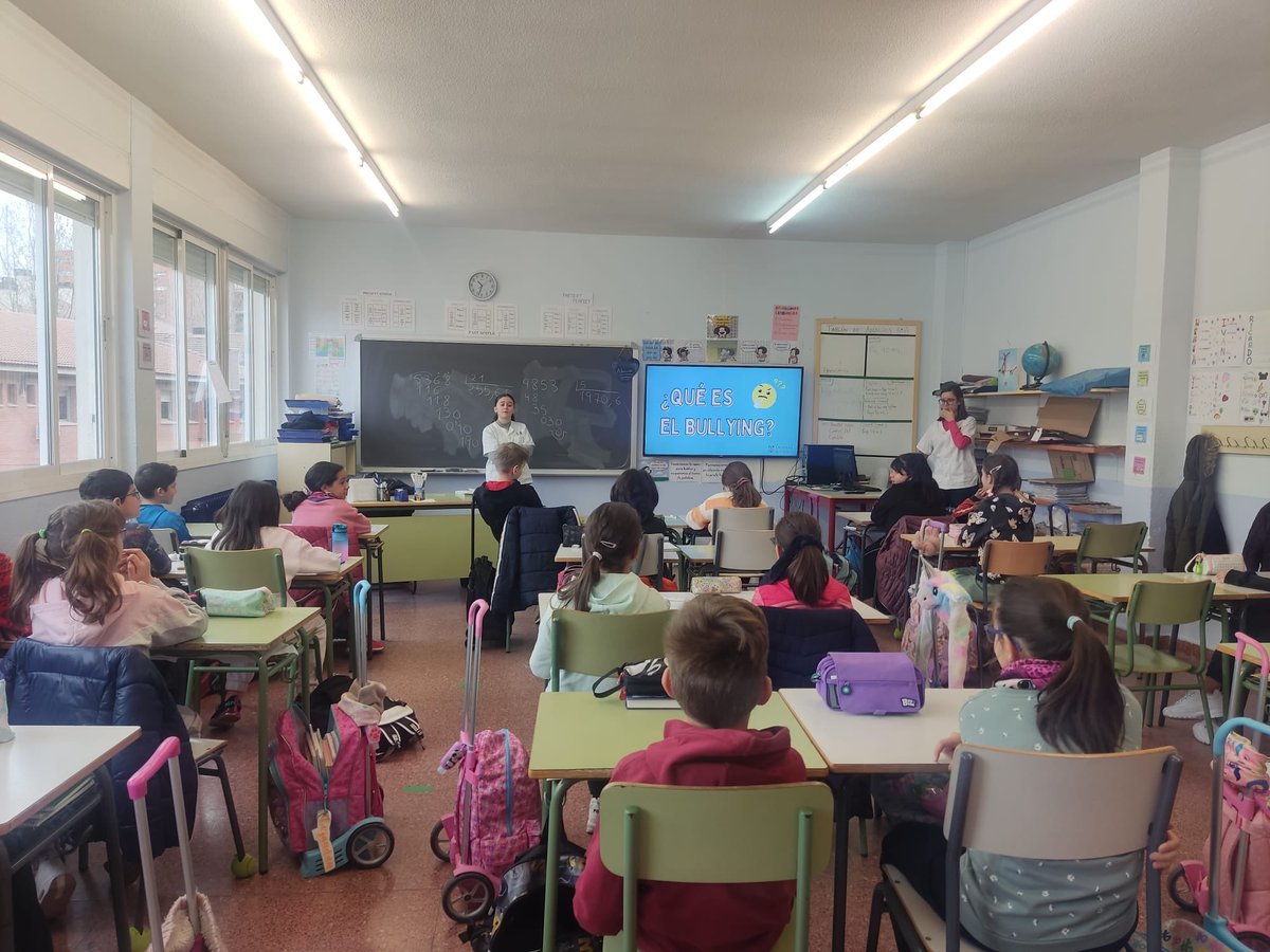 CS_NS_Pilar's tweet photo. @CS_NS_Pilar alumnas de cuarto de enfermeria #uah intervención de comunitaria en el ceip infanta catalina  #stopbulling  #stopacosoescolar #efyc https://t.co/zZdAQsUoav