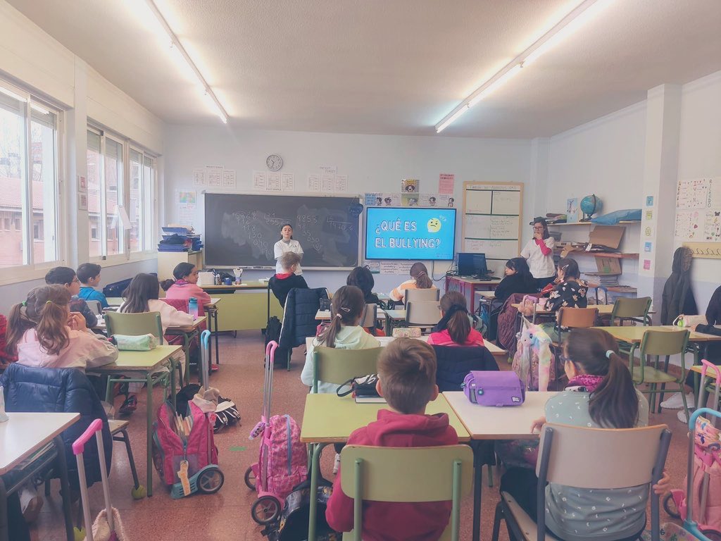 CS_NS_Pilar's tweet photo. @CS_NS_Pilar alumnas de cuarto de enfermeria #uah intervención de comunitaria en el ceip infanta catalina  #stopbulling  #stopacosoescolar #efyc https://t.co/zZdAQsUoav