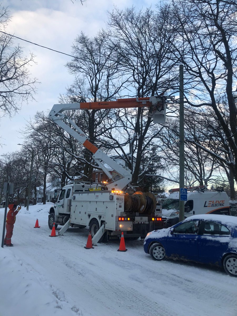 GrandBridgeNRG's tweet image. Icy driving conditions can add up to a potential powerline disaster. #RespectThePower by keeping a safe distance (10 metres/33 feet) from any downed powerlines and follow these tips: bit.ly/2oGAiAN