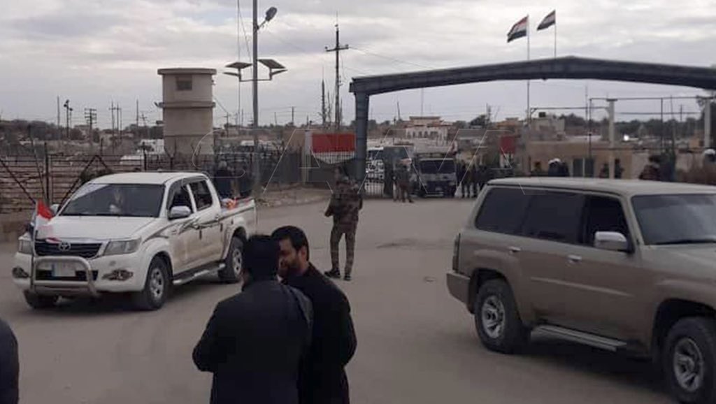 MHJournalist's tweet photo. #Bokmal #Syrian_Iraqi border :
#earthquakes 
The entry of an #Iraqi truck convoy loaded with relief materials, accompanied by fuel tanks, from the #Al_Bukamal crossing, which is part of the #Iraqi government's aid to the #Syrian people. https://t.co/HKCzuU2jY1