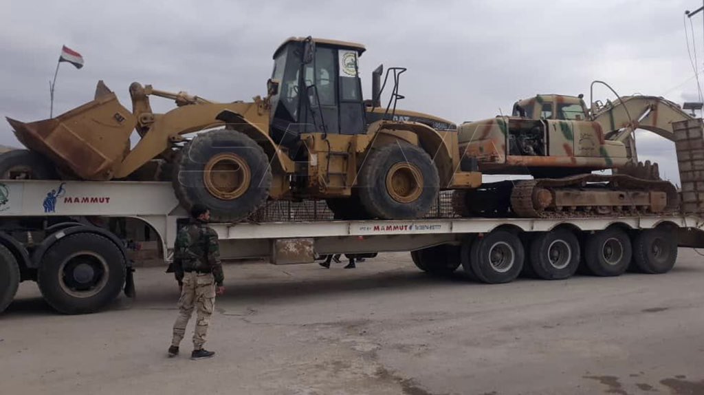 MHJournalist's tweet photo. #Bokmal #Syrian_Iraqi border :
#earthquakes 
The entry of an #Iraqi truck convoy loaded with relief materials, accompanied by fuel tanks, from the #Al_Bukamal crossing, which is part of the #Iraqi government's aid to the #Syrian people. https://t.co/HKCzuU2jY1