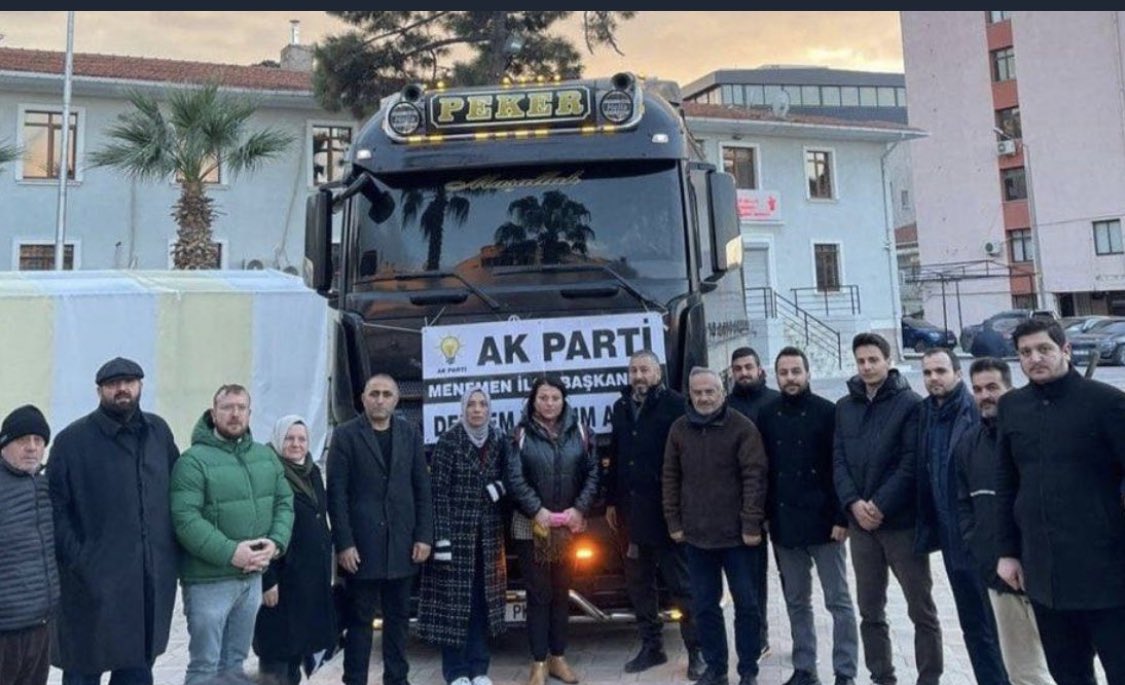 notkoncom's tweet photo. AKP mala çökmeye devam ediyor!

AKP Menemen İlçe Başkanlığı, İzmir Valiliği’nin halktan topladığı deprem yardımlarının yüklendiği TIR’dan valiliğin pankartını söküp parti pankartı asarak poz verdi.

Bant
Vpnsiz
İletişim https://t.co/a8DccFS19G