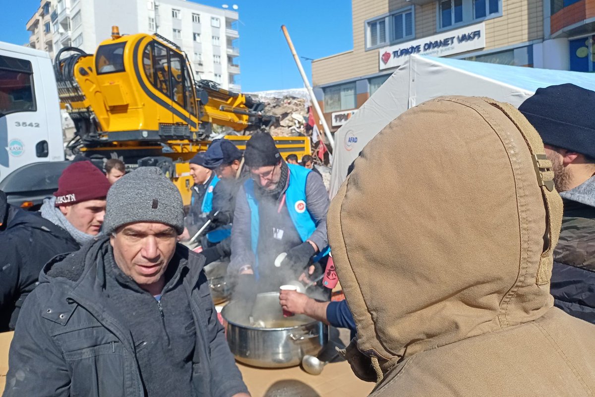 DiyanetVakfi's tweet photo. Dayanışmayla aşacağız tüm zorlukları

Kırşehir Müftülüğü ve Vakfımız Şubesi görevli ve gönüllülerimiz, Kahramanmaraş’taki afetzede kardeşlerimize sıcak yemek ikramında bulunuyor.

#GeçmişOlsunTürkiye
#TürkiyeİçinİyilikVakti https://t.co/cIB1kvHcB4
