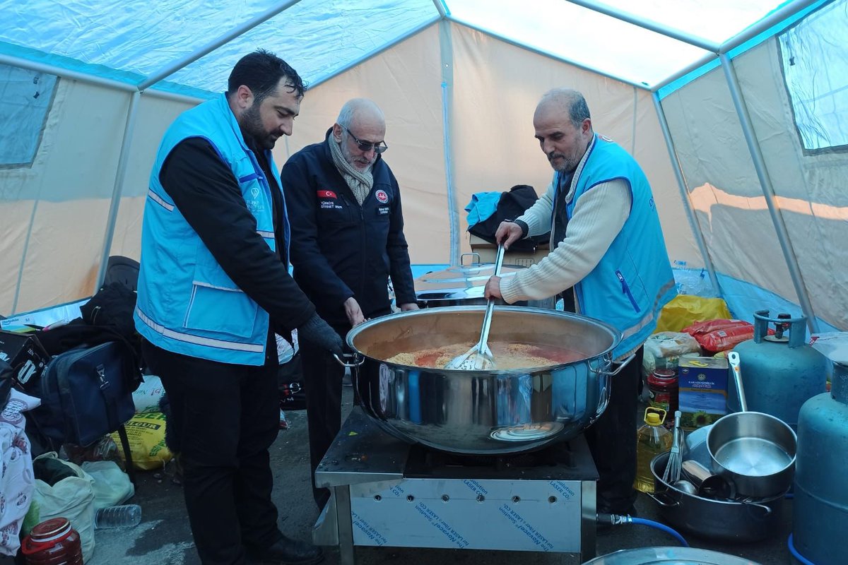 DiyanetVakfi's tweet photo. Dayanışmayla aşacağız tüm zorlukları

Kırşehir Müftülüğü ve Vakfımız Şubesi görevli ve gönüllülerimiz, Kahramanmaraş’taki afetzede kardeşlerimize sıcak yemek ikramında bulunuyor.

#GeçmişOlsunTürkiye
#TürkiyeİçinİyilikVakti https://t.co/cIB1kvHcB4
