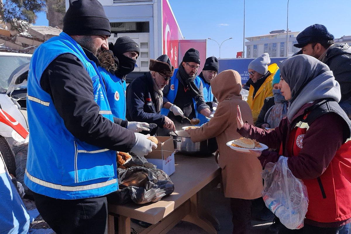 DiyanetVakfi's tweet photo. Dayanışmayla aşacağız tüm zorlukları

Kırşehir Müftülüğü ve Vakfımız Şubesi görevli ve gönüllülerimiz, Kahramanmaraş’taki afetzede kardeşlerimize sıcak yemek ikramında bulunuyor.

#GeçmişOlsunTürkiye
#TürkiyeİçinİyilikVakti https://t.co/cIB1kvHcB4