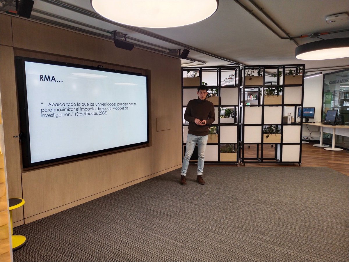 URinvestigacion's tweet photo. Estamos en nuestra #LiveClassUR aprendiendo más sobre la labor de los Research Manager and Administrator. Que no solo se limitan al apoyo de proyectos sino que son base de la Investigación en las Instituciones.
@URosario @schalelanff @neosapter @CRAIUR https://t.co/kPdMlV49XV