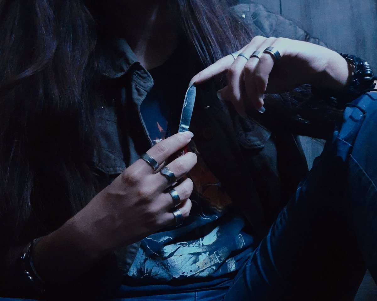 h0rps3cusband's tweet photo. TW // knife
.
.

*°•·°• I keep one in the chamber
           I keep one for myself •°·•°*

Happy #corpsetwtselfieday everyone! Stream under the weather ☁️

@CORPSE @Corpse_Husband thank you for this masterpiece, boss 🖤 https://t.co/D0qq6jFqe8