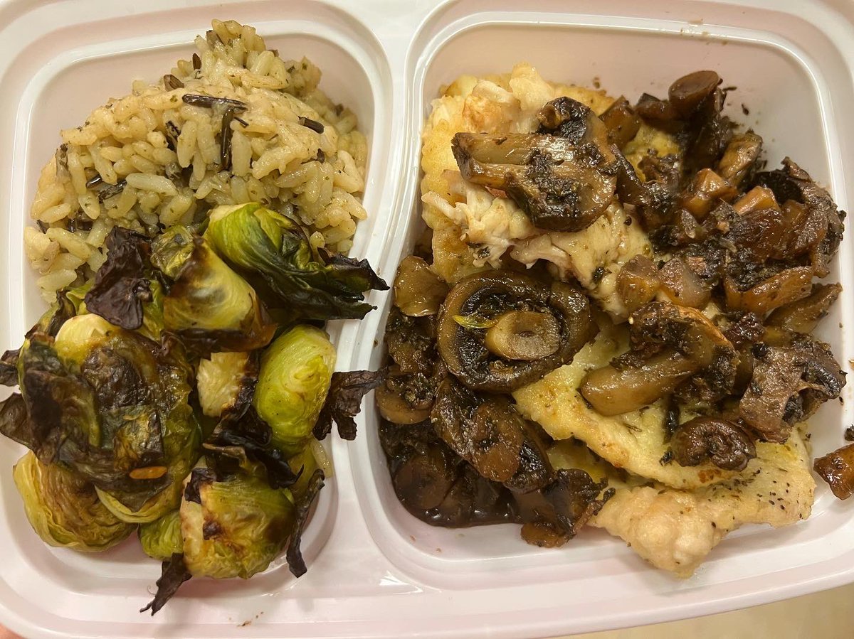 EYHOEdibles's tweet photo. Honey 🍯 Balsamic Mushroom 🍄 Chicken 🍗

Pan Seared chicken cutlets finished off cooking in an Italian herb 🌿 infused balsamic honey pan sauce w/ mushrooms; served with roasted Brussels and wild rice🍚! 

Can anyone say winner winner chicken dinner?

#winnerwinnerchickendinner https://t.co/jkFsW5sW9Z