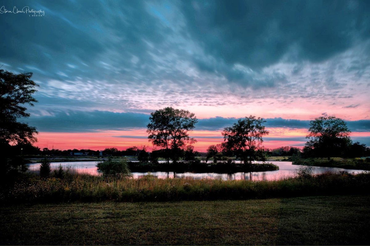 An #Illinois #sunset in the fall at #collegeoflakecounty. 📚 #lake #reflection #photography #colors #landscapephotography #nikonUSA #z7 #nikonoutdoors #thephotohour #photooftheday #zcreators #hey_ihadtosnapthat #ig_myshots @riyets @discovery