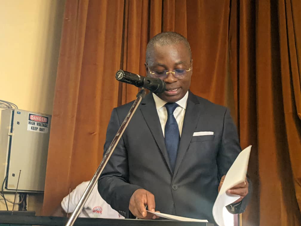 Univ_Dschang's tweet photo. *Université de Dschang.* 

Conférence sur le thème " Pourquoi la France souhaite coopérer avec l'Afrique" 

Le SG/UDs, Prof Guy Mvelle brosse le portrait de son excellence Anne Sophie Ave. 

#UniversitedeDschang 
#conference 
#DynamiqueCollective https://t.co/Ibl92PlT1B
