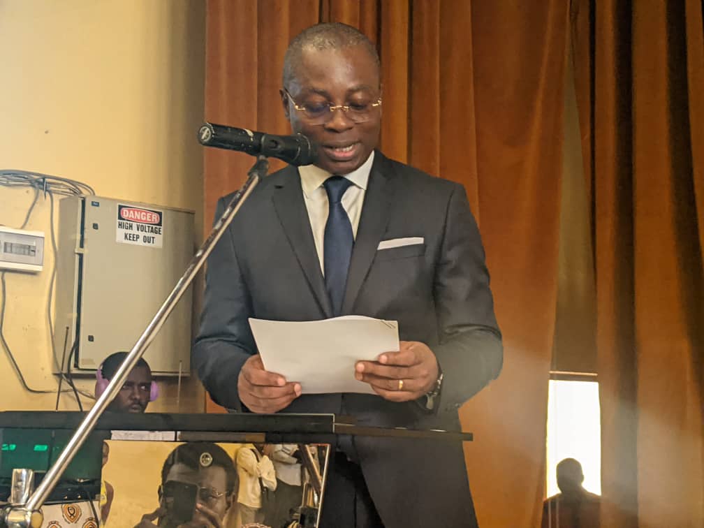 Univ_Dschang's tweet photo. *Université de Dschang.* 

Conférence sur le thème " Pourquoi la France souhaite coopérer avec l'Afrique" 

Le SG/UDs, Prof Guy Mvelle brosse le portrait de son excellence Anne Sophie Ave. 

#UniversitedeDschang 
#conference 
#DynamiqueCollective https://t.co/Ibl92PlT1B