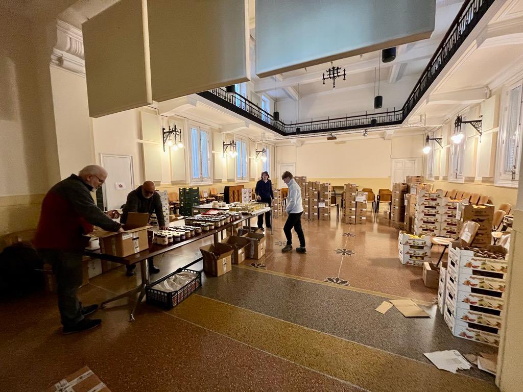 FionaKMedHope's tweet image. A fresh delivery of #oranges🍊and other products from the #etika project in #Rosarno which @Medhope_FCEI supports arrived in Rome last weekend.  Once again, thanks to all volunteers from local Protestant churches who make this happen.  @SosRosarno @8x1000Valdese