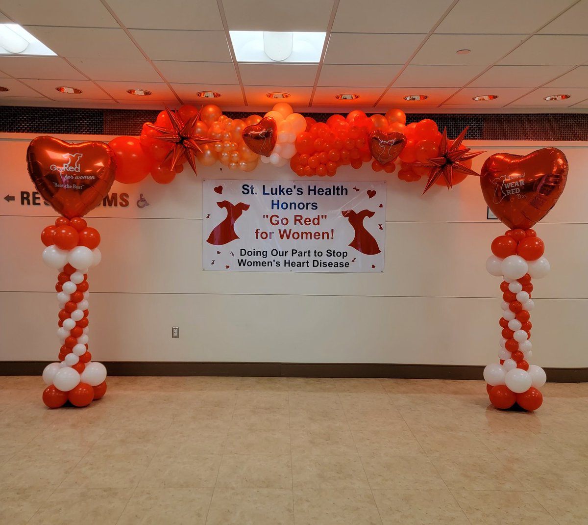 StLukesHealthTX's tweet photo. We've turned our campus red to honor "Go Red for Women" as we continue to do our part to stop women's heart disease! ❤️ #AHAGoRed #GoRedForWomen #GoRedHouston https://t.co/MeIHHhSd8f