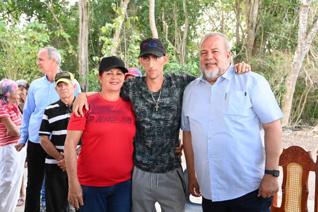 MMarreroCruz's tweet photo. Ayer estuvimos en varias comunidades distantes de la cabecera del municipio #Gibara, donde atentamente escuchamos cada uno de los planteamientos de la población.
Es un compromiso para nosotros trabajar juntos en la búsqueda de soluciones.
#MejorEsPosible 🇨🇺 https://t.co/vusqt5M9V1