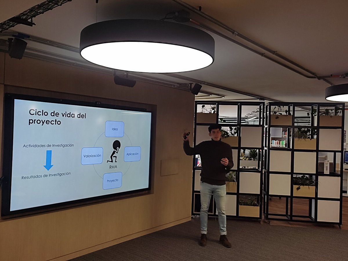 MaraBruges's tweet photo. Datos curiosos que surgen de nuestra #LiveClassUR con Camilo Sandoval, gestor de proyectos de investigación en la @URosario: la mayoría de gestores son mujeres y según encuesta realizada (ver LiveClass para saber más) los participantes tienen alrededor de 9 años en este trabajo. https://t.co/WFJBNkSppj