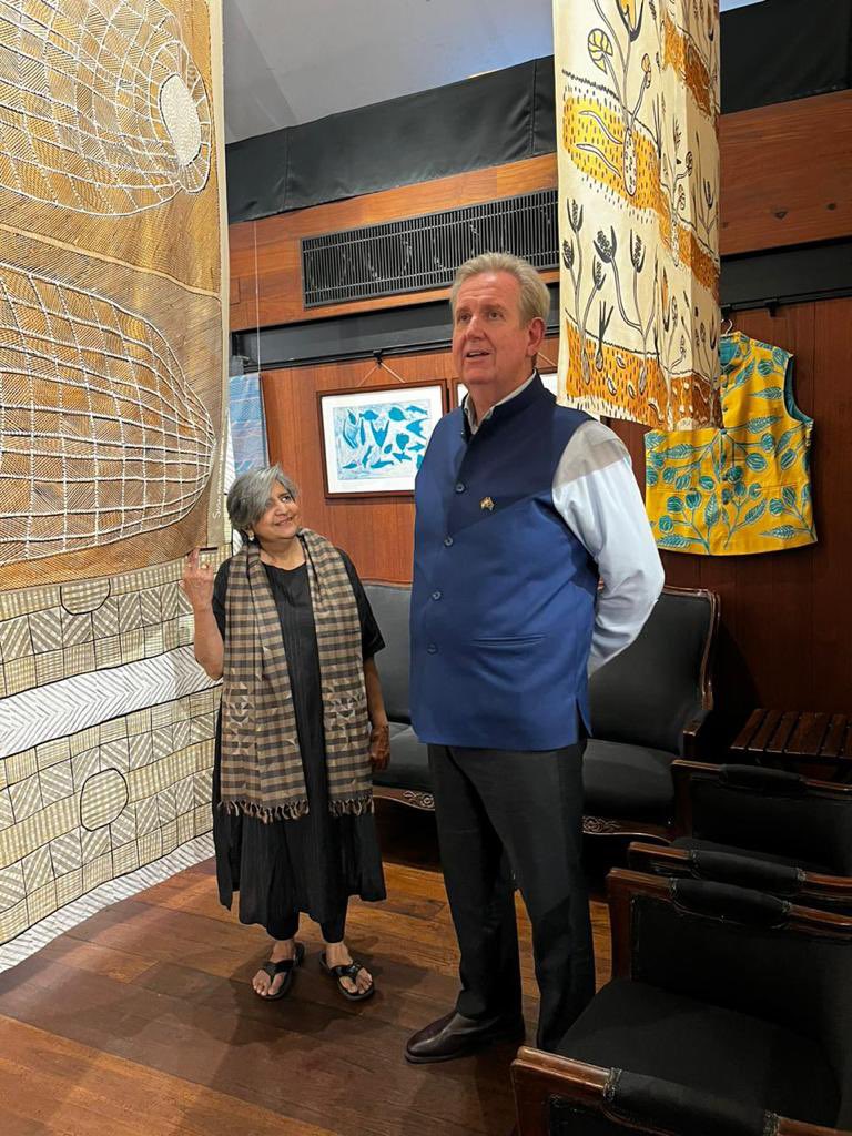 AusHCIndia's tweet image. Visited the incredible #Jarracharra textile exhibition–on display at the @artisanscentre in #KalaGhoda #Mumbai. Created by 17 female indigenous artists from 🇦🇺's remote #ArnhemLand, the exhibition showcases indigenous textiles, incl a jacket I got made with their fabric in 2021!