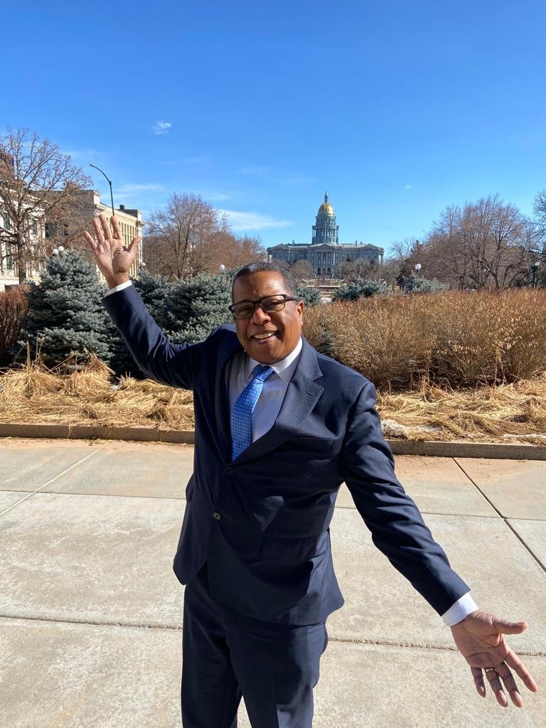 El subsecretario para Asuntos del Hemisferio Occidental, Brian A. Nichols, posa frente al edificio del Capitolio del Estado de Colorado en Denver.