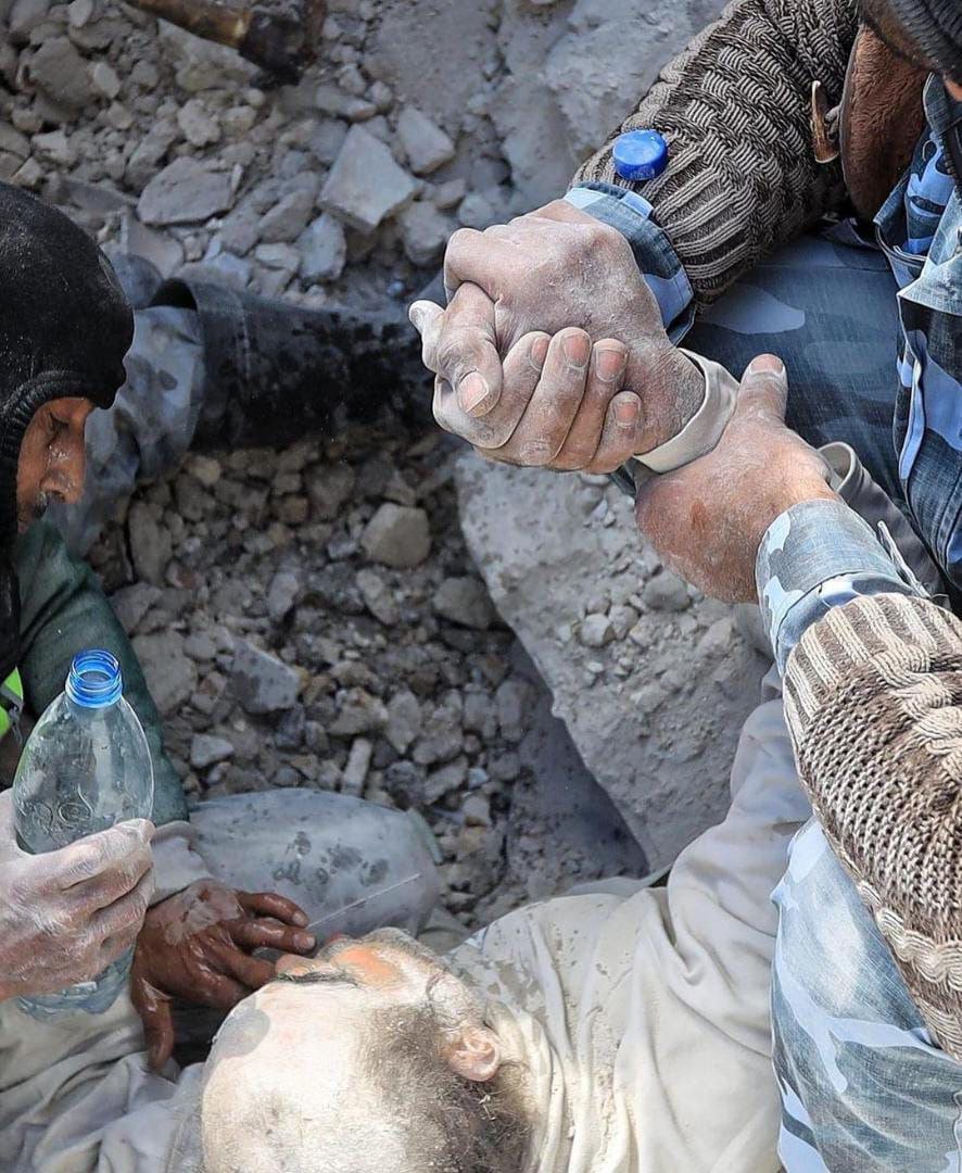 "Au nom de l'humanité, levez les sanctions contre la #Syrie. De nombreux enfants sont morts. Beaucoup ont besoin de médicaments, de nourriture... Le chagrin envahit le pays. Que Dieu accorde la paix à mon pays", témoigne une Syrienne sur nos réseaux.
#StopSanctionsOnSyrians