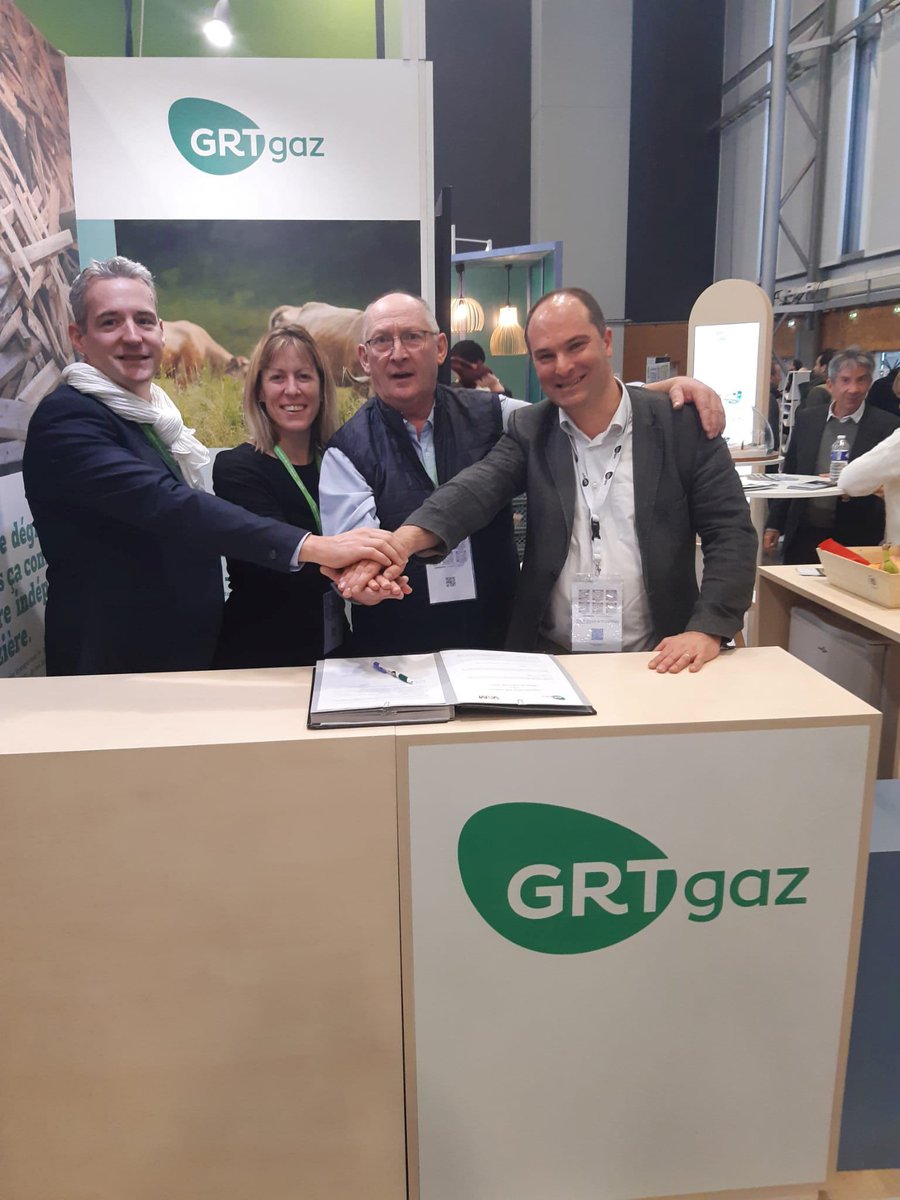 natrangroupe's tweet photo. [En direct de @bio360expo ]
@AmauryMazon, Délégué Territorial Centre Atlantique  et Yves Debien, Président de l'association Valeurs Agri Métha signent une convention de partenariat pour accompagner le dialogue territorial des projets de #méthanisation. https://t.co/ULqwhXcqLH