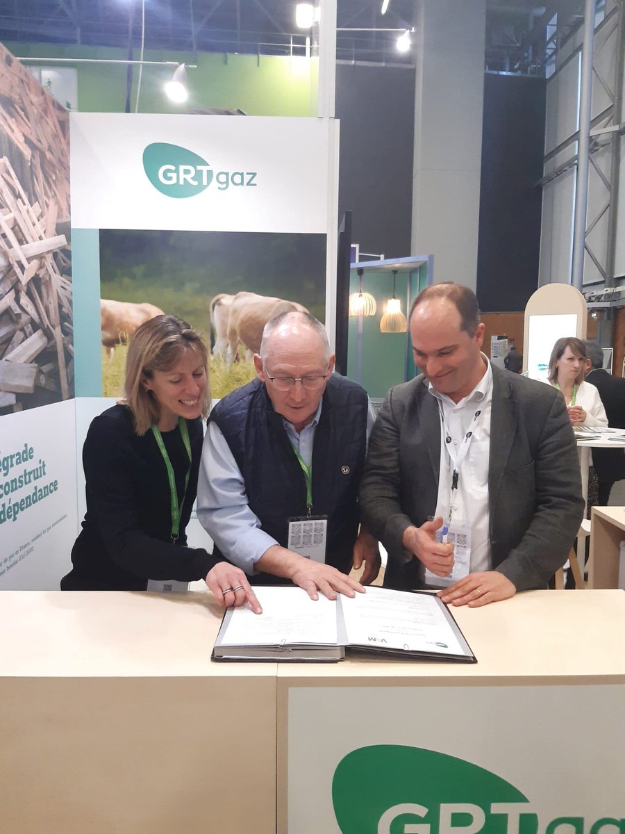 natrangroupe's tweet photo. [En direct de @bio360expo ]
@AmauryMazon, Délégué Territorial Centre Atlantique  et Yves Debien, Président de l'association Valeurs Agri Métha signent une convention de partenariat pour accompagner le dialogue territorial des projets de #méthanisation. https://t.co/ULqwhXcqLH