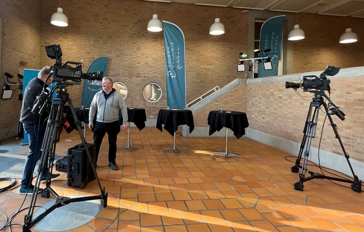 NSRsygehuse (@nsrsygehuse) on Twitter photo Hvordan løser vi udfordringerne på @regionsjaellands pressede #akutafdelinger? Det er emnet, når <a href="/TV_east/">TV2 ØST</a> i aften holder politisk topmøde på Slagelse Sygehus. Følg med live kl. 19.30. <a href="/HeinoKnudsen/">Heino Knudsen</a> <a href="/DKsundhed/">Indenrigs- og Sundhedsministeriet</a> #ulighedisundhed #sundpol #tv2øst #patientsikkerhed #sammenervibedst Hvordan løser vi udfordringerne på @regionsjaellands pressede #akutafdelinger? Det er emnet, når <a href="/TV_east/">TV2 ØST</a> i aften holder politisk topmøde på Slagelse Sygehus. Følg med live kl. 19.30. <a href="/HeinoKnudsen/">Heino Knudsen</a> <a href="/DKsundhed/">Indenrigs- og Sundhedsministeriet</a> #ulighedisundhed #sundpol #tv2øst #patientsikkerhed #sammenervibedst