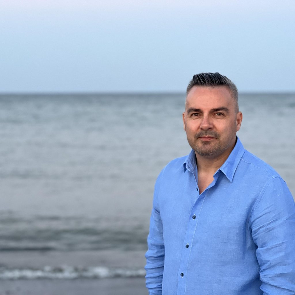 libertatea's tweet image. Corespondentul Pro TV Marius Buga, reținut pentru act sexual cu un minor

#ştiri #știriromânia #protv #stiritargoviste fal.cn/3vIbm