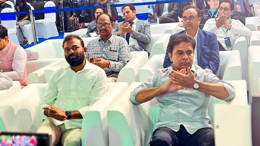 ashok_munjam's tweet photo. నేడు హైదరాబాద్ #EMobilityWeek లో భాగంగా నిర్వహిస్తున్న #HyderabadEMotorShow2023 ని మంత్రి శ్రీ @KTRBRS ప్రారంభించిన కార్యక్రమంలో పాల్గొన్న @TS_REDCO చైర్మన్ శ్రీ @ysathishreddy గారు.
ఈ సందర్భంగా వారు వివిధ కంపెనీలకు చెందిన ఎలక్ట్రిక్ వాహనాలను ఆవిష్కరించారు.
@MinisterKTR #GoEV https://t.co/xlibKiRsXo
