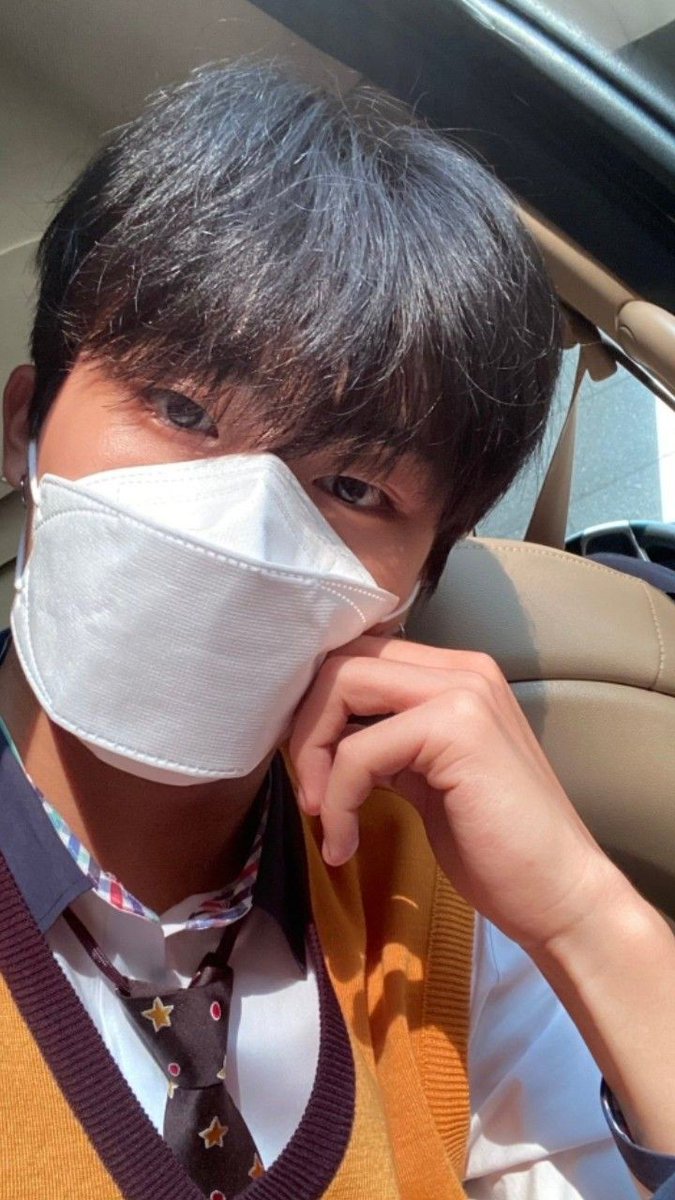 4lyfrsz's tweet photo. no, cause I'm surely gonna miss jeongwoo's selca update wearing his sopa uniform 🥹 https://t.co/o61bMzO92W
